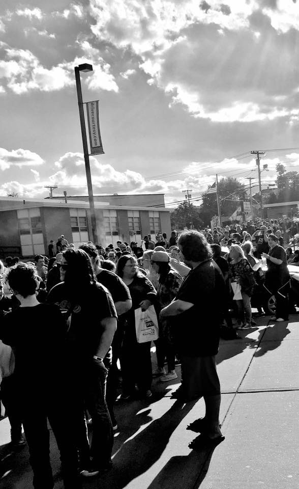 atnfdn's tweet photo. Rays of light and oceans of people waiting for the #recoveryfest2018
#Wedorecover #grateful #music https://t.co/53JW61bZ1c