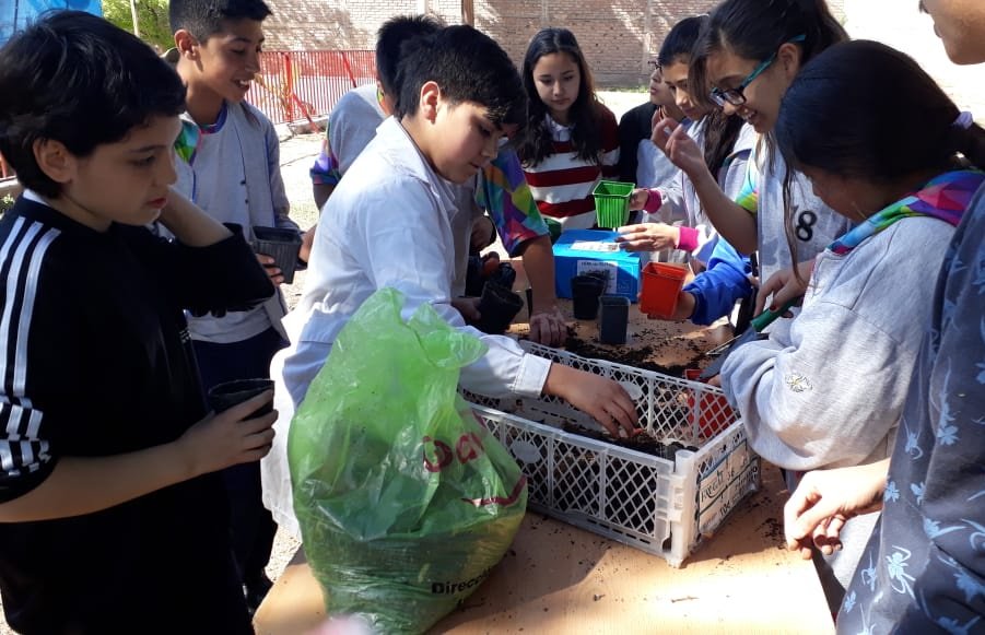 MuniGodoyCruz's tweet photo. #AmbienteGC los alumnos y alumnas de 7mo grado de la Escuela Tomás Godoy Cruz ya comenzaron con su huerta 🍅🥕 escolar 👏👏 https://t.co/xdn51aPyai