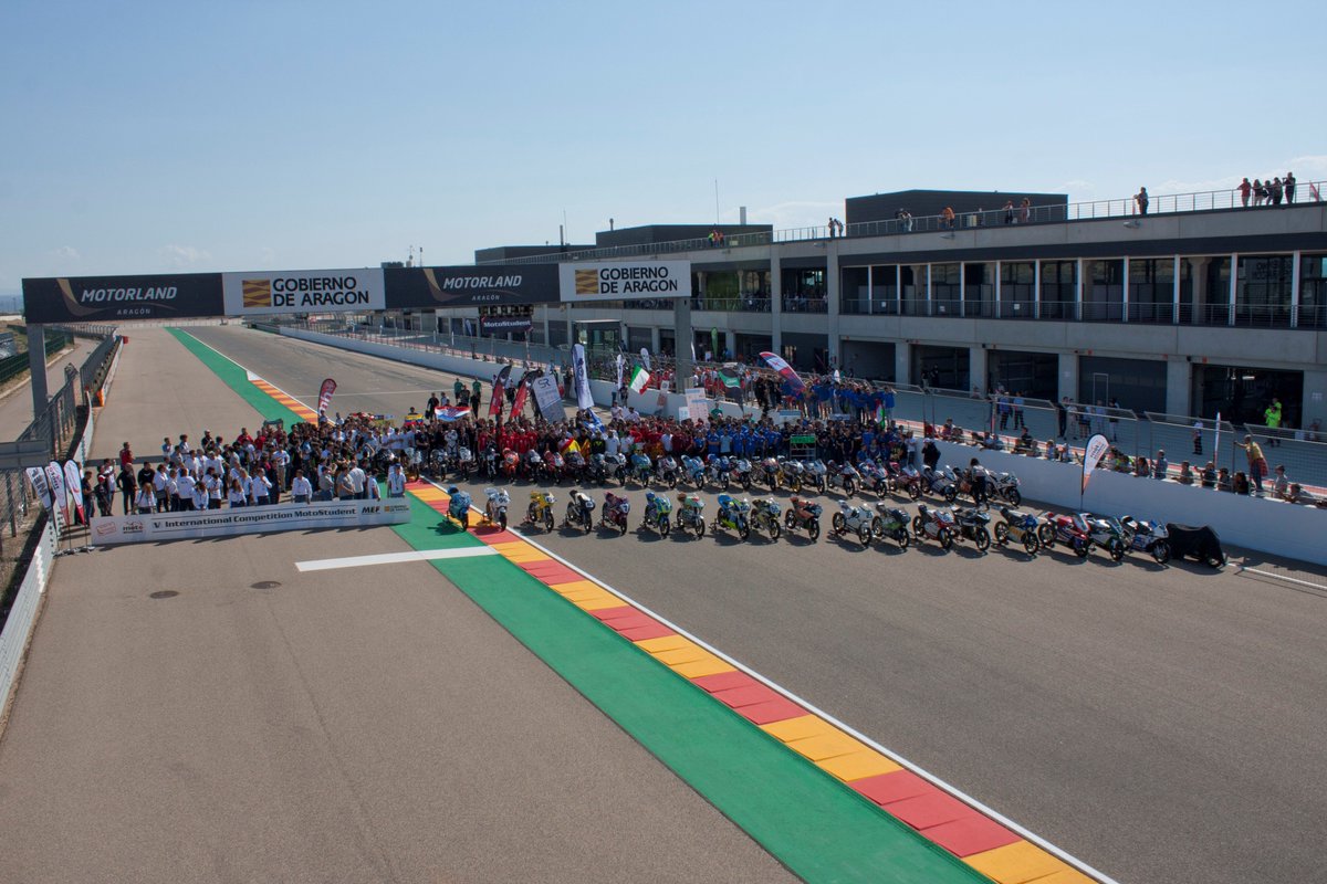 MotoStudent's tweet photo. MotoStudent Family Photo! 👨‍👩‍👧‍👦📸 #MS2018 #TheRaceOfEngineers https://t.co/Lj6af6RV3x