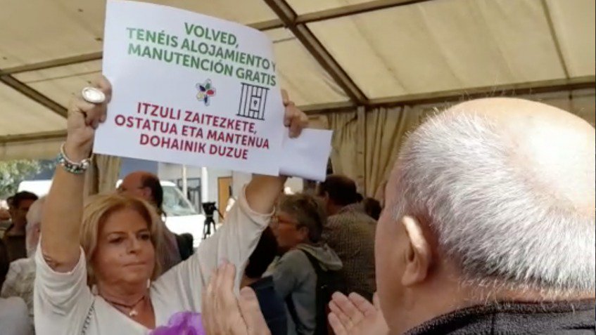 ConsuorF's tweet image. Qué violentos os ponéis los hombres de @sortuEH cuando encima les estamos ofreciendo a vuestros amigos asesinos en serie alojamiento y manutención gratis.
Para una vez que coincidimos con vosotros... 😏