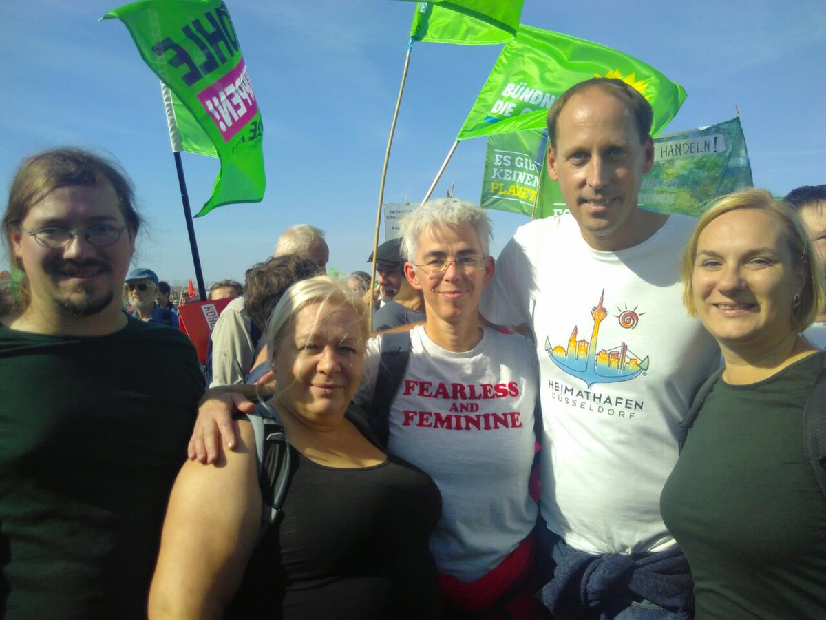 Engstfelder's tweet photo. 50.000 - Bunt - Friedlich - Fröhlich. Danke!
#hambidemo #hambibleibt #HambacherForst #hambi0610 #HambacherWald #Düsseldorf #Klimaschutz https://t.co/dxFWwT3WON