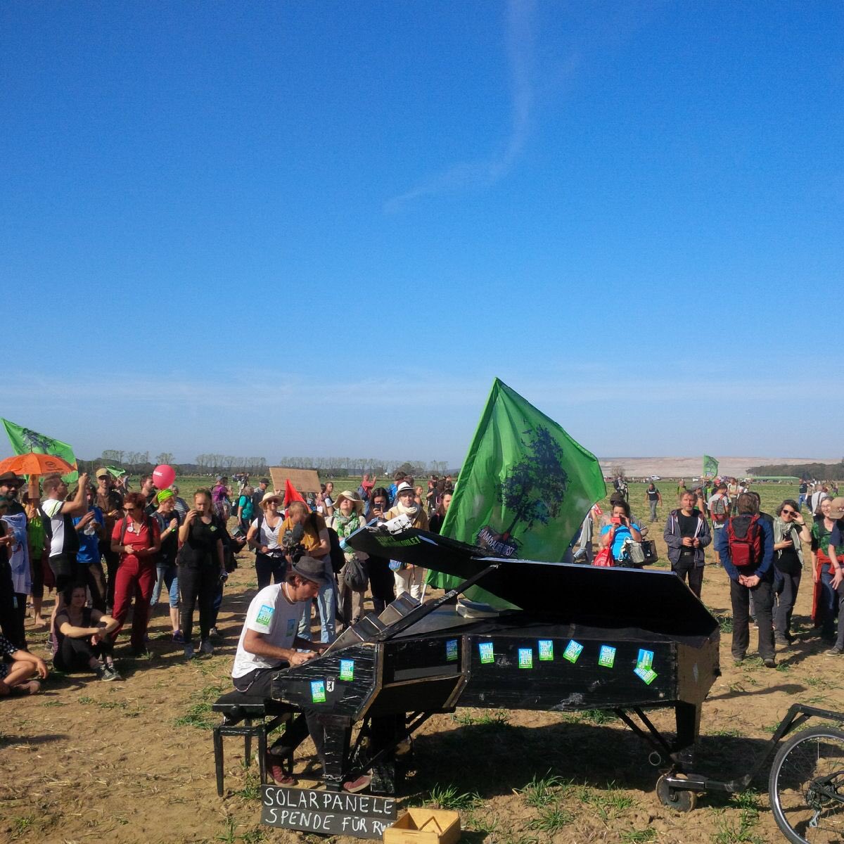 Engstfelder's tweet photo. 50.000 - Bunt - Friedlich - Fröhlich. Danke!
#hambidemo #hambibleibt #HambacherForst #hambi0610 #HambacherWald #Düsseldorf #Klimaschutz https://t.co/dxFWwT3WON