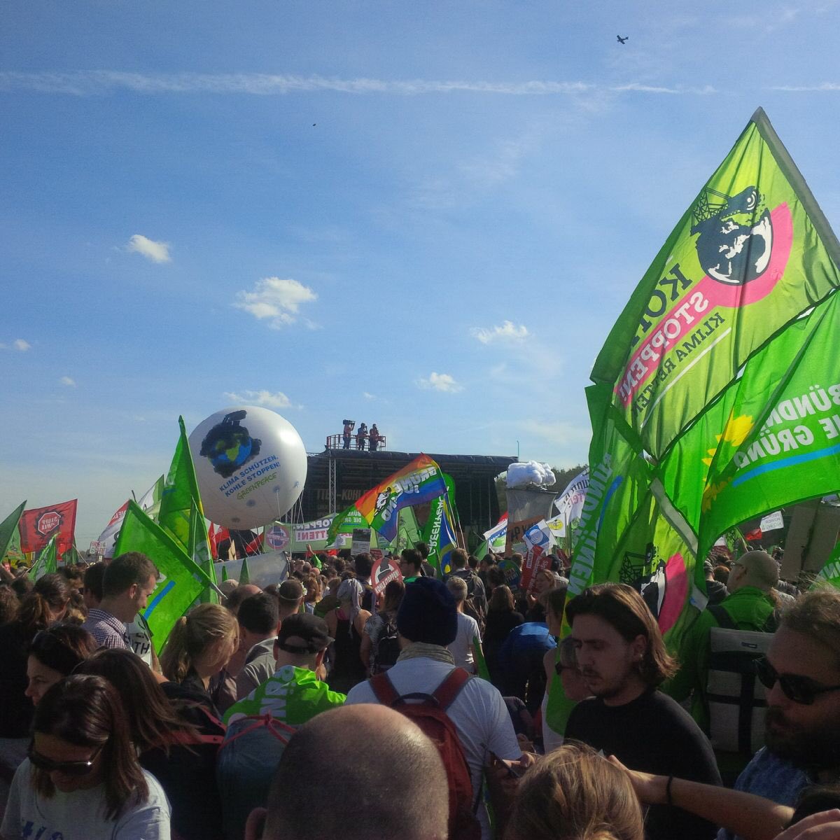 Engstfelder's tweet photo. 50.000 - Bunt - Friedlich - Fröhlich. Danke!
#hambidemo #hambibleibt #HambacherForst #hambi0610 #HambacherWald #Düsseldorf #Klimaschutz https://t.co/dxFWwT3WON