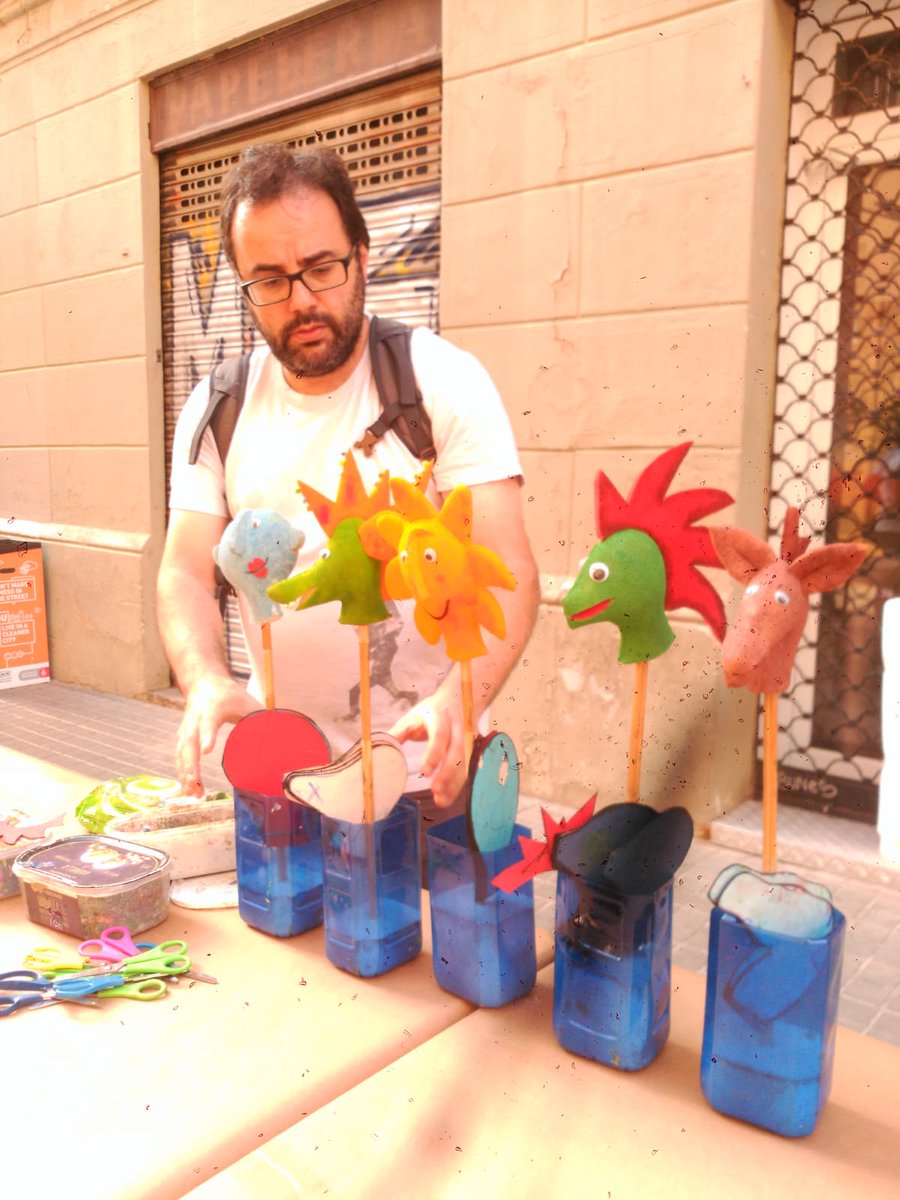 GraciaComerc's tweet photo. Ara mateix, taller de titelles a càrrec de @teixint a l'Associació de comerciants de la Riera de Sant Miquel!! No us ho perdeu!! #ComerçalCarrerGràcia #ObrimPerTu @Bcn_Gracia @BCN_Comerc https://t.co/MYFnqBzIRy
