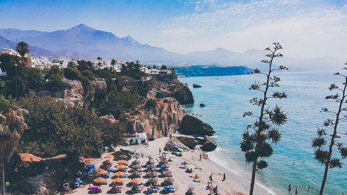 TravelsAwait's tweet photo. #Nerja: Panoramic views from the #BalconDeEuropa - a palm tree lined, exquisite promenade, which is situated along the edge of a cliff.🏖

#BalconDeEuropa  #SpainTravel #Travel #TravelPhotography  #PhotoOfTheDay #Travelling #TravelBlogger #TravelEurope https://t.co/7dXbLi4oXN