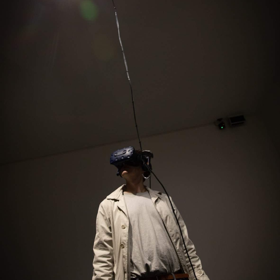 Diver, our interactive installation for virtual reality, is part of the #fuckreality exhibition @kunstraum_noe (Vienna). Tonight is The Long Night of Virtuality (within ORF Lange Nacht der Museen)! Photo: eselat #VirtualReality #art #artwork #kunst  #konditionpluriel