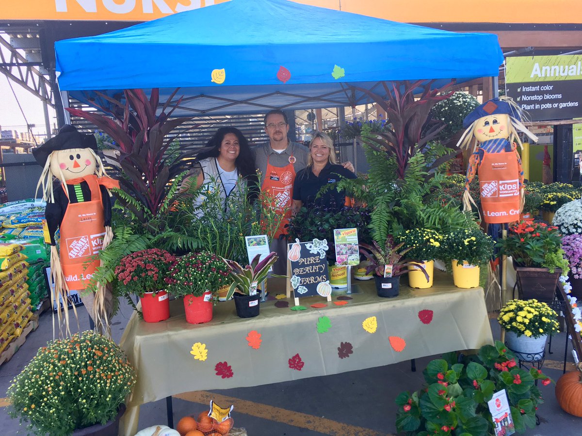 SBergeron43's tweet photo. Pure Beauty Farms Fall Event at Magnolia HD6819 #HappyFall #TeamPBF #chachacha @anavarro52069 @MagnoliaHD6819 @cathy4plants @EdWhitaker3 @PBFmedia @_Lacey_P @rayhinthd2sixO https://t.co/AwhopAk3Oz