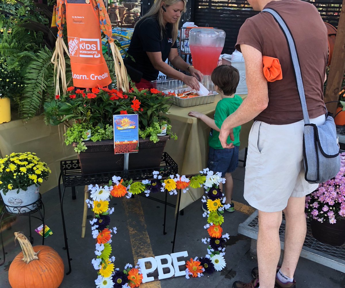 SBergeron43's tweet photo. Pure Beauty Farms Fall Event at Magnolia HD6819 #HappyFall #TeamPBF #chachacha @anavarro52069 @MagnoliaHD6819 @cathy4plants @EdWhitaker3 @PBFmedia @_Lacey_P @rayhinthd2sixO https://t.co/AwhopAk3Oz