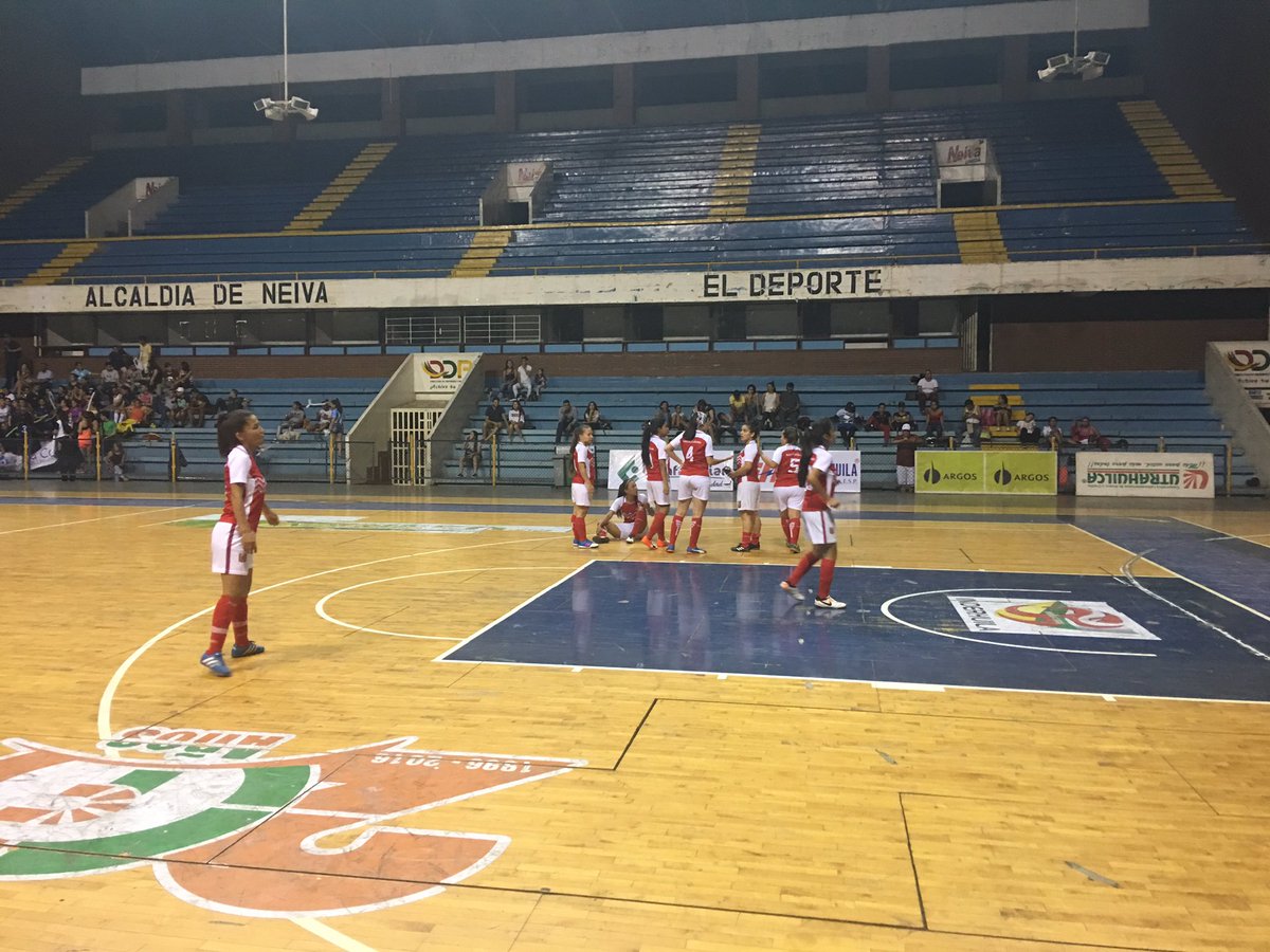 fraga71161's tweet photo. Buenos días
En el dia de ayer a las 4:00 pm se jugo la final municipal interuniversidades en el coliseo de neiva / con mas de 12 equipos la usco se corona campeón / nuevamente las niñas ratifican el buen nivel técnico 
Felicitaciones a la usco . https://t.co/A6Pa54DKSt