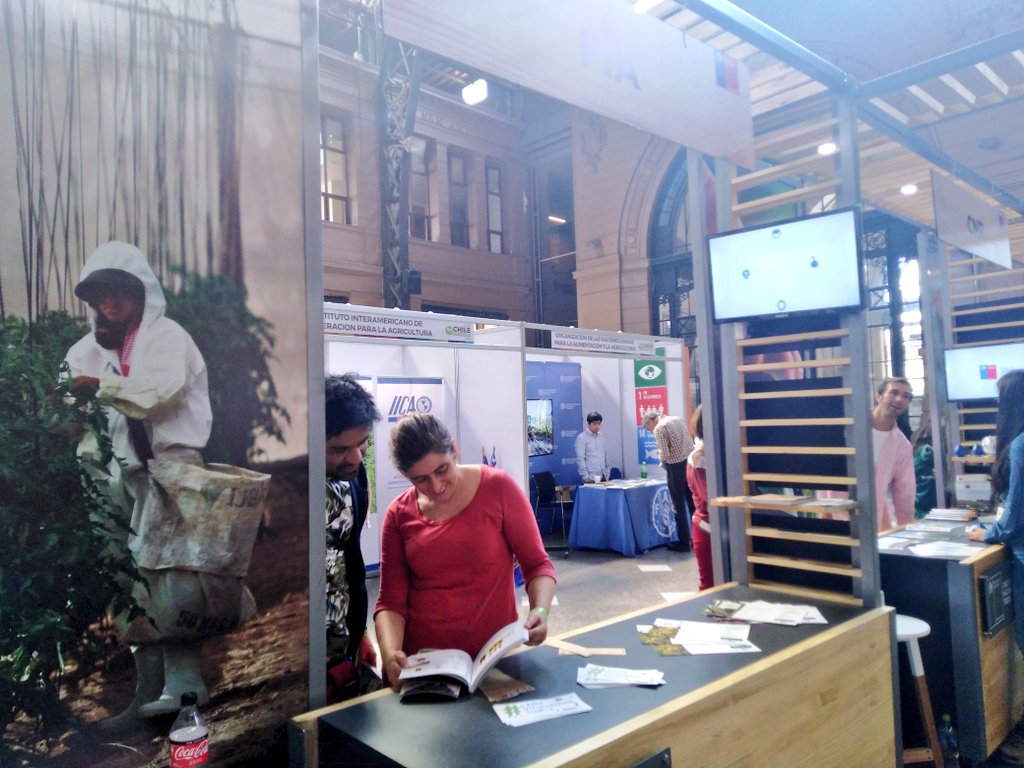 FIA_Chile's tweet image. Seguimos en #ExpoChileAgrícola dando a conocer el apoyo que ofrece @FIA_Chile a todos los productores. También puedes aprovechar y conocer algunas iniciativas de éxito que hemos apoyado como @ProtomeBio @CaptaHydro #Neltume @acabreirav Los esperamos!!!