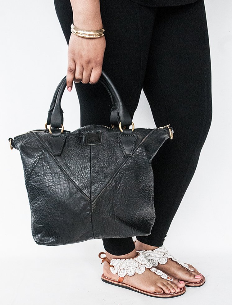VillageLivinMag's tweet photo. In Fall for these Handbags, @PeaceFlagHouse takes a look at some stylish, sustainable handbags from #BaoLyfe, @RokCork, and @mothererthinc. https://t.co/NLrWC5UaHg #stylingsaturday #fashion #fallaccessories #fallpurses #fallhandbags #sustainablefashion #ecofriendlyaccessories https://t.co/x78EFnSnqW