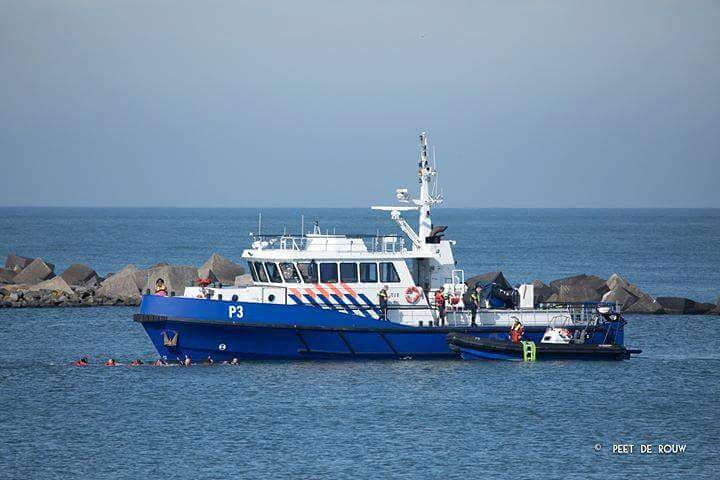 POL_Zeehaven's tweet photo. Oefening baart kunst. Onze nieuwe collega's mogen zich in de 'Krokodil' als groep door het water verplaatsen. Met dank aan P de Rouw ^RKr
#solas #overlevenopzee #basicsafetytraining #krokodil #maasvlakte #edisonbaai https://t.co/WpussxMzu8
