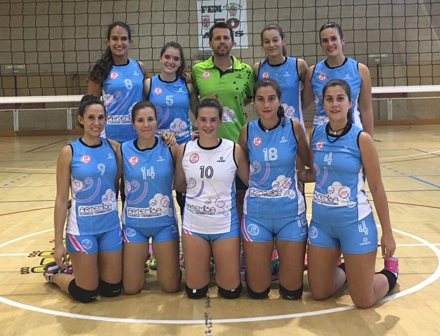 ClubVoleibolZGZ's tweet photo. El @ClubVoleibolZGZ femenino cae derrotado 3-0 frente al @voleimonjos en su debut en Primera División Nacional. Nervios e imprecisiones en un partido histórico para el club. (25-13/25-17/25-12) #SomosCVZ https://t.co/UDSnxqbo49