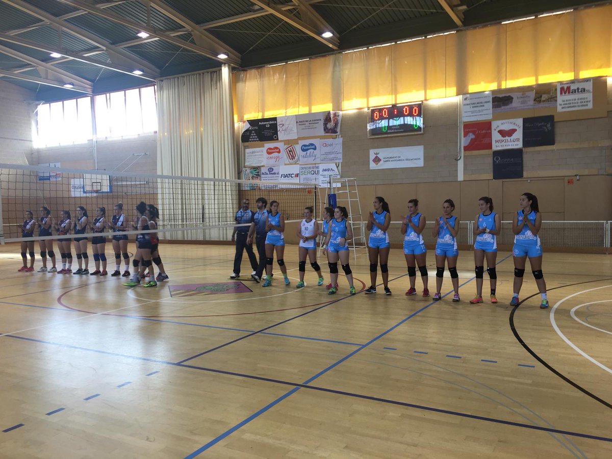 ClubVoleibolZGZ's tweet photo. El @ClubVoleibolZGZ femenino cae derrotado 3-0 frente al @voleimonjos en su debut en Primera División Nacional. Nervios e imprecisiones en un partido histórico para el club. (25-13/25-17/25-12) #SomosCVZ https://t.co/UDSnxqbo49