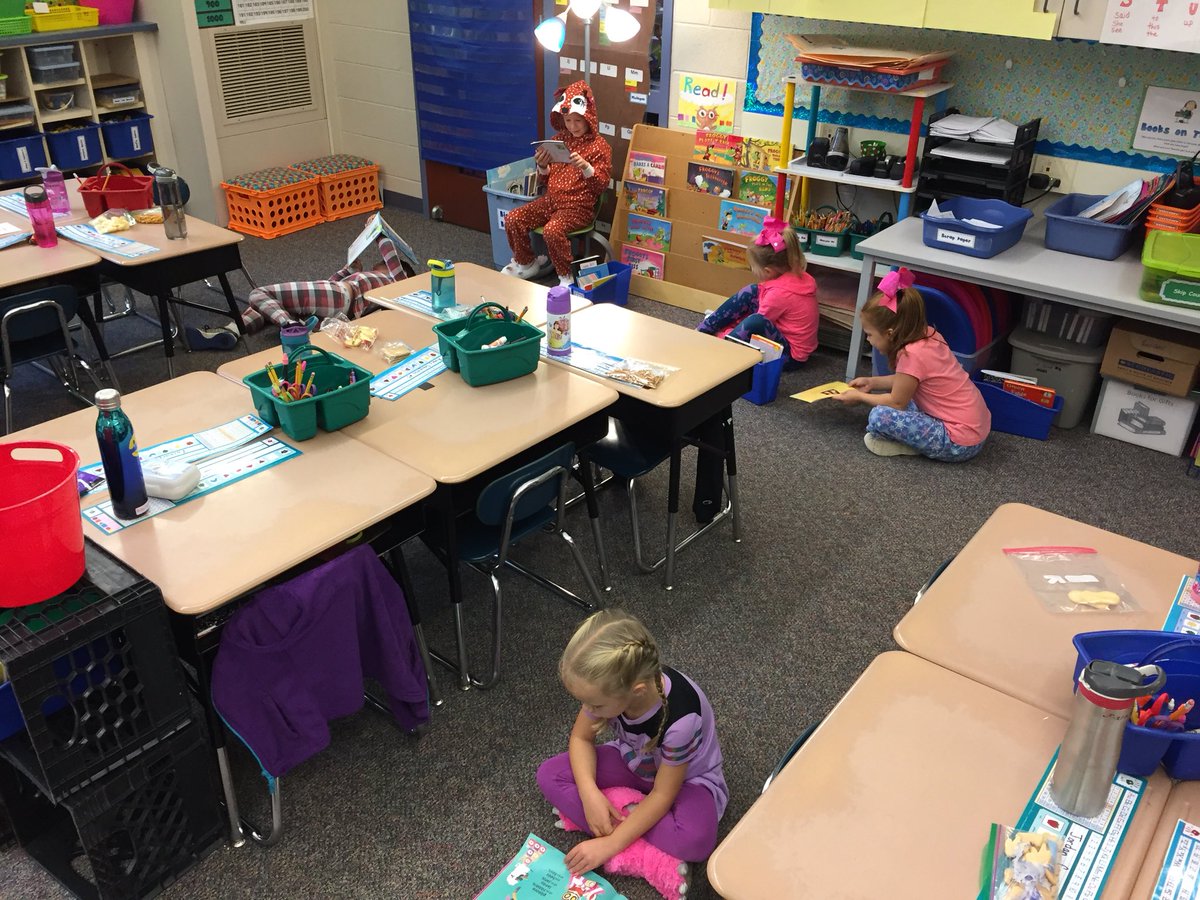 MrsGutierrezKL's tweet photo. Class library is open and there is a lot of reading in action!  #Klleaders #readread https://t.co/Y4SPdftQck