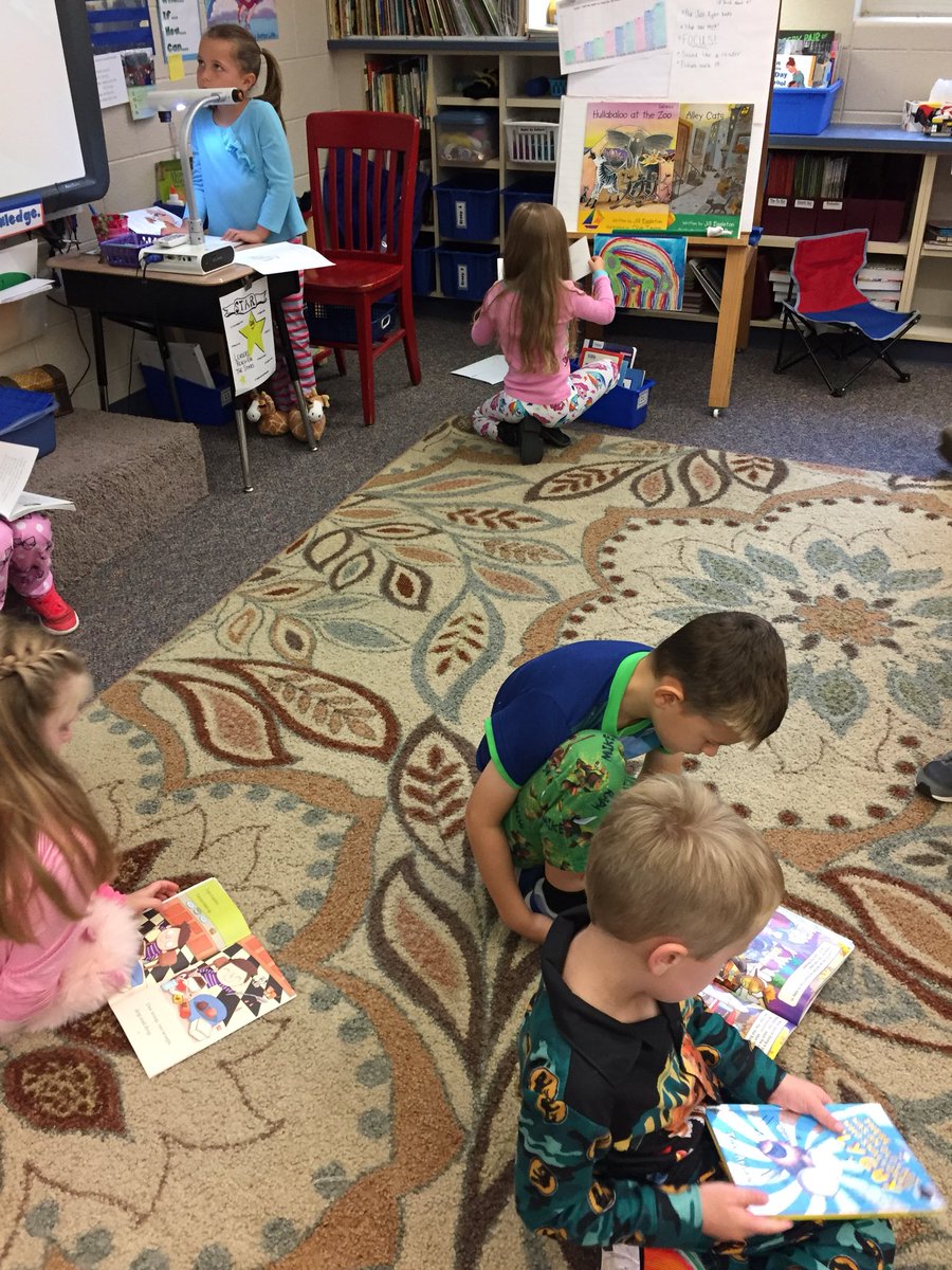 MrsGutierrezKL's tweet photo. Class library is open and there is a lot of reading in action!  #Klleaders #readread https://t.co/Y4SPdftQck