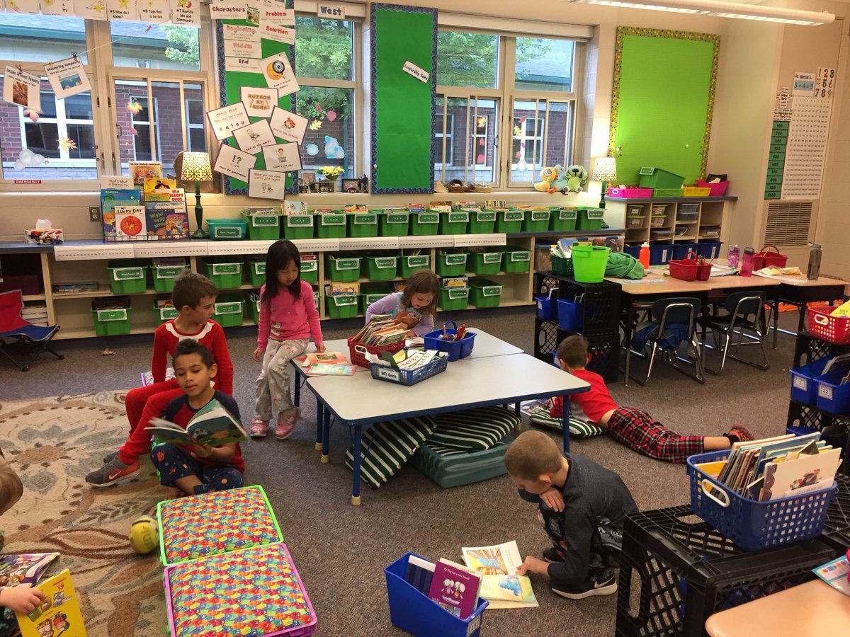 MrsGutierrezKL's tweet photo. Class library is open and there is a lot of reading in action!  #Klleaders #readread https://t.co/Y4SPdftQck