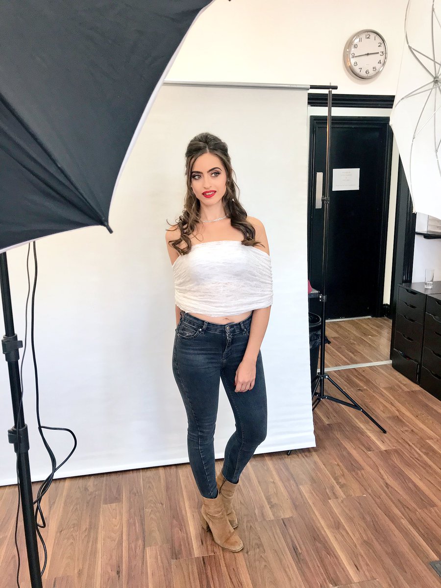 makeupbyvikie's tweet photo. A few shots behind the scenes from the Pro Portfolio Day at @LDNMakeUpSchool on 24/09/18! Thank you to everyone who helped me realise my ideas, all the photos we took of my makeup looks were beautiful! I can’t wait to share the final results ✨💖💄 https://t.co/S6pvUGTM4k