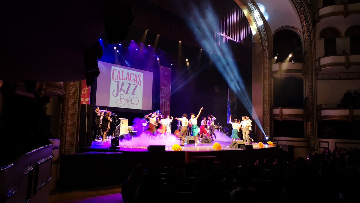 Formidable el concierto que dieron ayer los integrantes de <a href="/calacasjazzband/">Calacas Jazz Band</a> en el Teatro de la Ciudad Esperanza Iris, festejando sus #10Años pic.x.com/HebavzKcZI