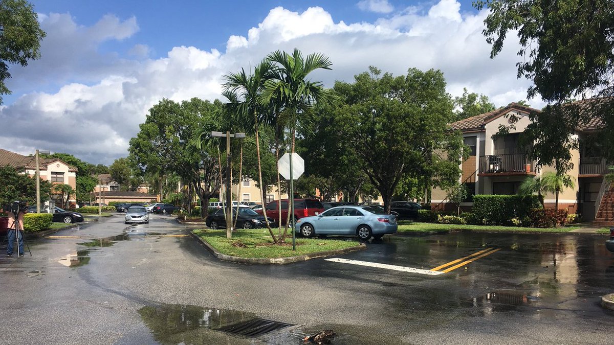 Masked man caught masturbating in front of women inside gated community in Pembroke Pines bit.ly/2QyFghv https://t.co/WcMGNM0Fhq