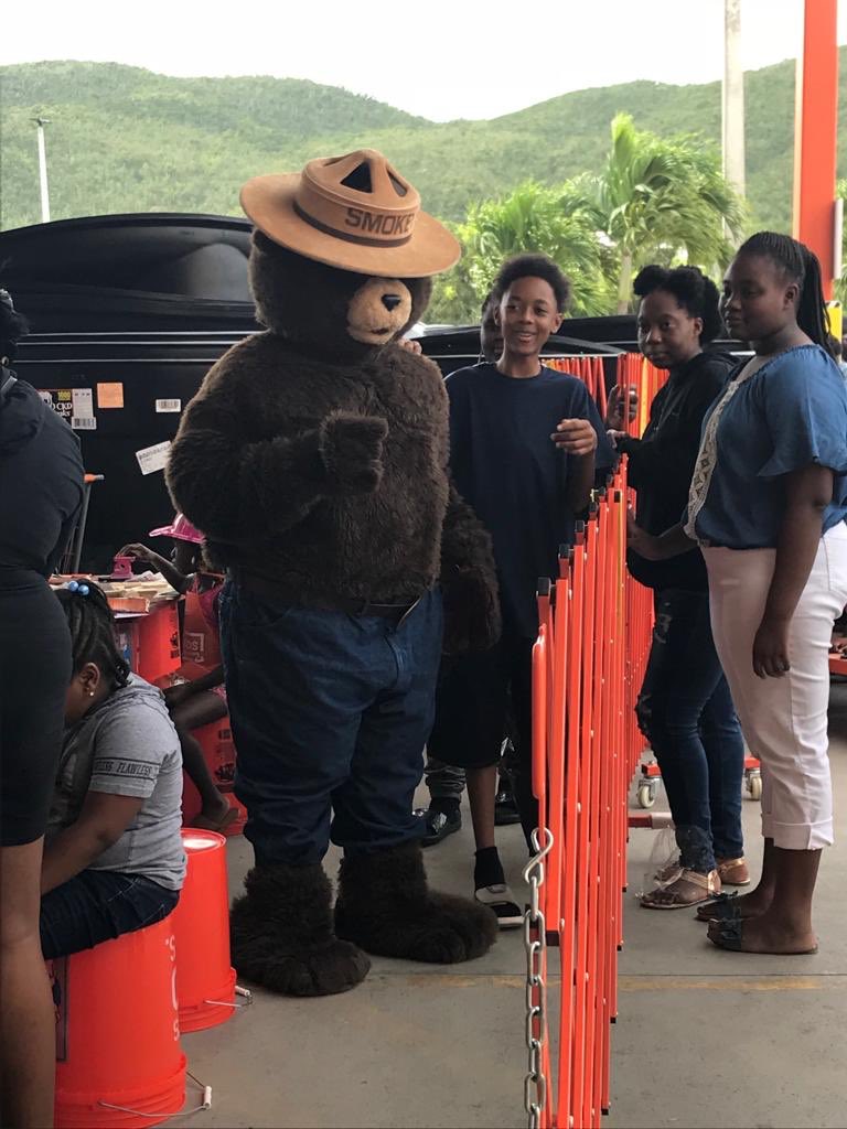 NicolePhipps5's tweet photo. 8201 Celebrating CAM and Fire Prevention Month. Thanks to VIrgin Islands Bravest Fire Department. https://t.co/qyBJJDW6Fo