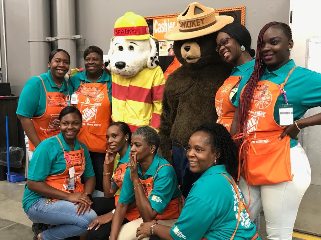 NicolePhipps5's tweet photo. 8201 Celebrating CAM and Fire Prevention Month. Thanks to VIrgin Islands Bravest Fire Department. https://t.co/qyBJJDW6Fo