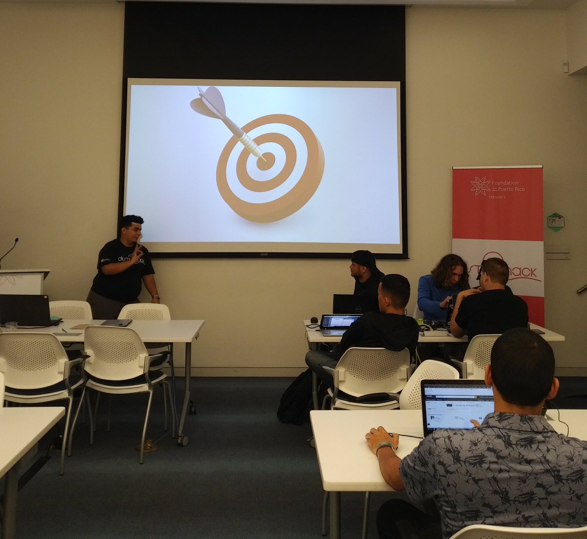 norcruz's tweet image. #DestinoHack: Continúan las orientaciones a los participantes del #hackathon por parte de .@linkpuertorico en .@Foundation_PR 🇵🇷💻