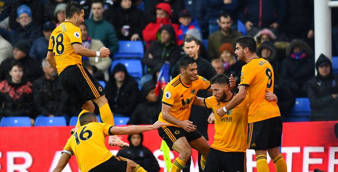 Raúl Jiménez festeja con sus compañeros el gol de los Wolves
