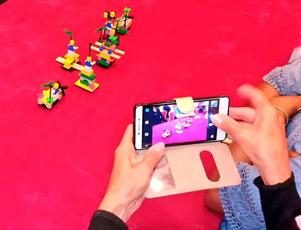 facilegoFR's tweet photo. 🚀 Toute l'équipe de @facilegoFR en route pour Billund pour les #lspday18.
La convention annuelle des facilitateurs #LEGOSeriousplay. Et cette année c'est nous qui ouvrons le bal 😱 avec notre intervention «LEGOSeriousPlay : born to be alive» 🎉 
À suivre dès lundi matin 😙 https://t.co/qsbrhXtHGI