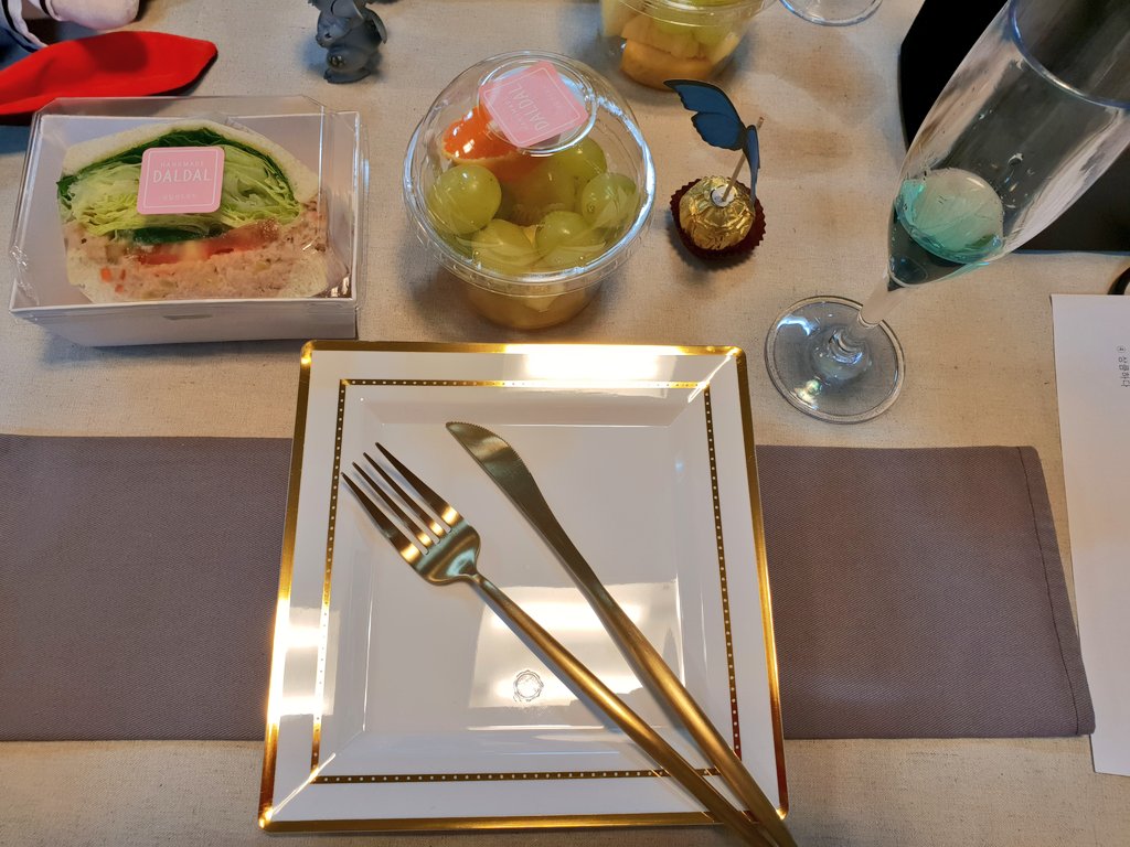 이상철재단 친목동호회 후기 시작합니다.
우선 제가 너무 늦게가서 죄송하구요...
행사장에 들어가니 닥스토니 영상이 재생중이었고 자리에 앉으니 명찰과 함께 테이블 셋팅이 완벽 ㅠㅠ♡
샴페인 잔에 플레이트에 금색 포크 나이프까지.
예쁘게 셋팅하시느라 정말 고생하셨을것 같아요ㅠㅠ💕