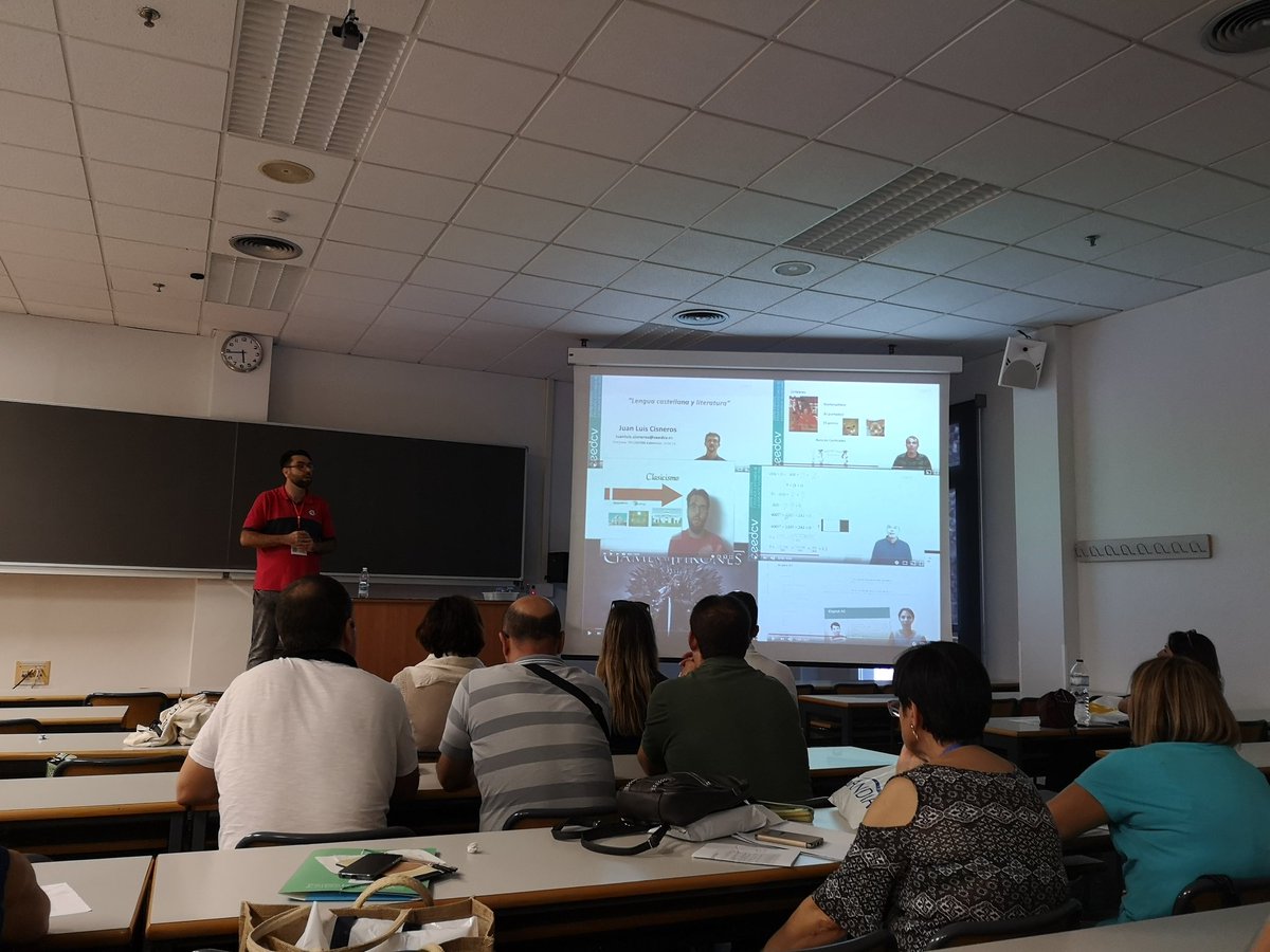 elena_ortiz's tweet photo. #CongresEduTIC18 @CvTic @CEEDCV Isaac COLLADO nos muestra como ser YouTuber y exprimir esta herramienta en nuestras aulas.  Y muestra nuestra @ceedcv room. Las horas que Le dedicamos, verdad equipo? Siempre innovando. Siempre aprendiendo. Gracias. https://t.co/LvHMz07idy