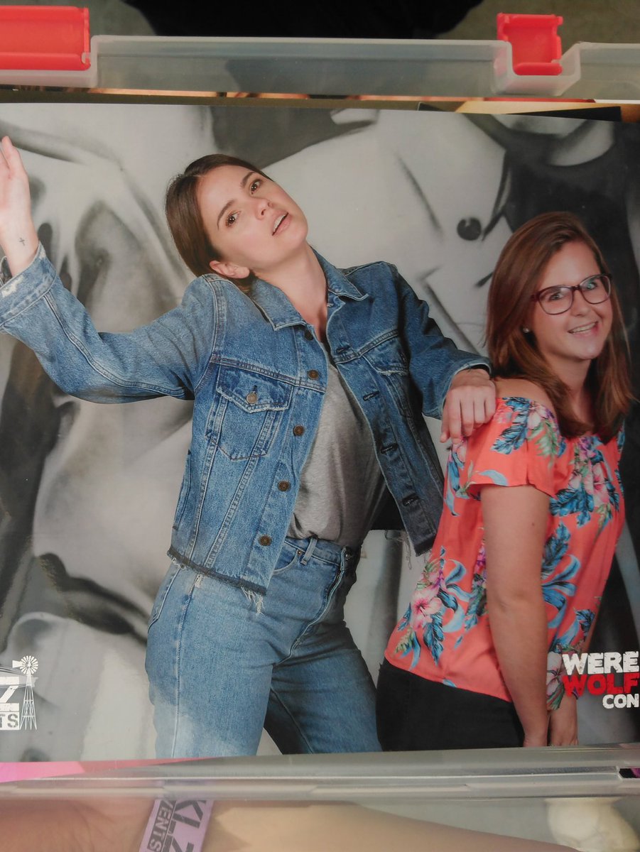 SHennigITA's tweet photo. #NEW — Shelley ( @shelleyhennig ) con dei fan alla #WereWolfConIV a Bruxelles, oggi. 🌸 https://t.co/afGPXzfSWL