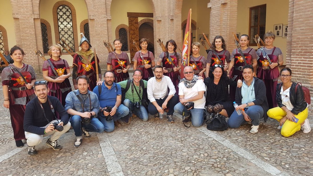 medinarenacenti's tweet photo. Hoy la #RutaVinodeRueda nos ha traído un buen grupo de periodistas recibidos en el #CastillodelaMota por nuestros #arqueros.
Disfrutar!! https://t.co/z08Y9I60H9