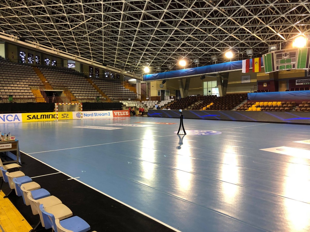 SPRWisla's tweet photo. Piłka już jest, czekamy na zawodników. Będzie się działo🤩 Zaczynamy o 19.30. Relacja w @nSport_plus i @ELEVENSPORTSPL 3

#NaprzódNafciarze #ADEPLO #Nafciarze #Oilers #veluxehfcl https://t.co/Dpw3S9S1a2