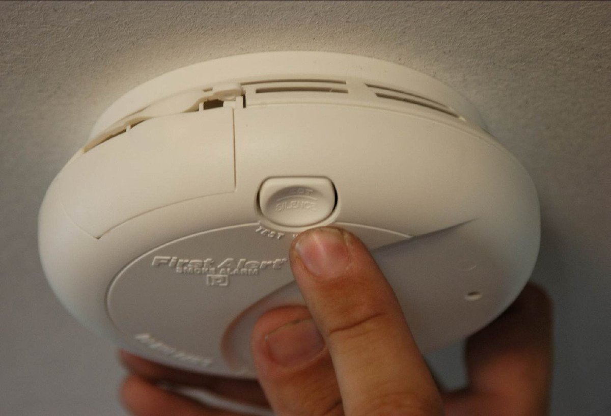 BrandweerTwente's tweet image. Wist je dat niet de brand zelf, maar de rook het meest dodelijk is? Zo snel mogelijk je huis uit dus! Maar wanneer je slaapt, werkt je neus niet en ruik je dus ook geen brand. Zorg daarom voor een rookmelder, check dit filmpje: bit.ly/2NkPvnC #BPW2018 #brandveiligheid