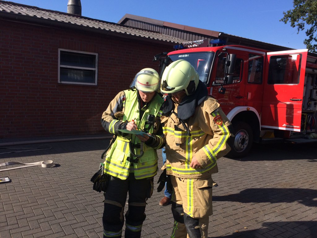 nelis_n's tweet photo. Vanmiddag oefening in Alstätte Duitsland. #Vollbrand #Löschzug #Alstatte #Wessum #Ottenstein @BrandweerHKB https://t.co/4zbQ3kNgR2