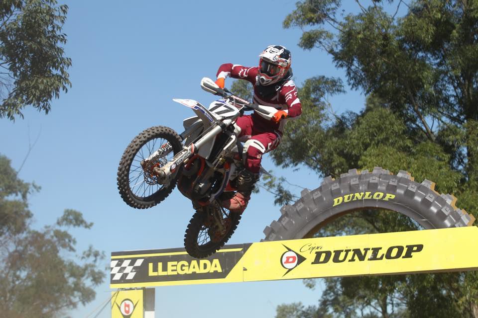 FuelUniverseTV's tweet photo. El representante argentino en la categoría MXGP, Juan Pablo Luzzardi en la primera tanda de entrenamiento en un embarrado circuito de RedBud || https://t.co/XEAc0Mrr7N ||
#MXoN #MotocrossdelasNaciones #Luzzardi #MXGP #HondaArgentina #RedBudMX https://t.co/p81XdwZShR