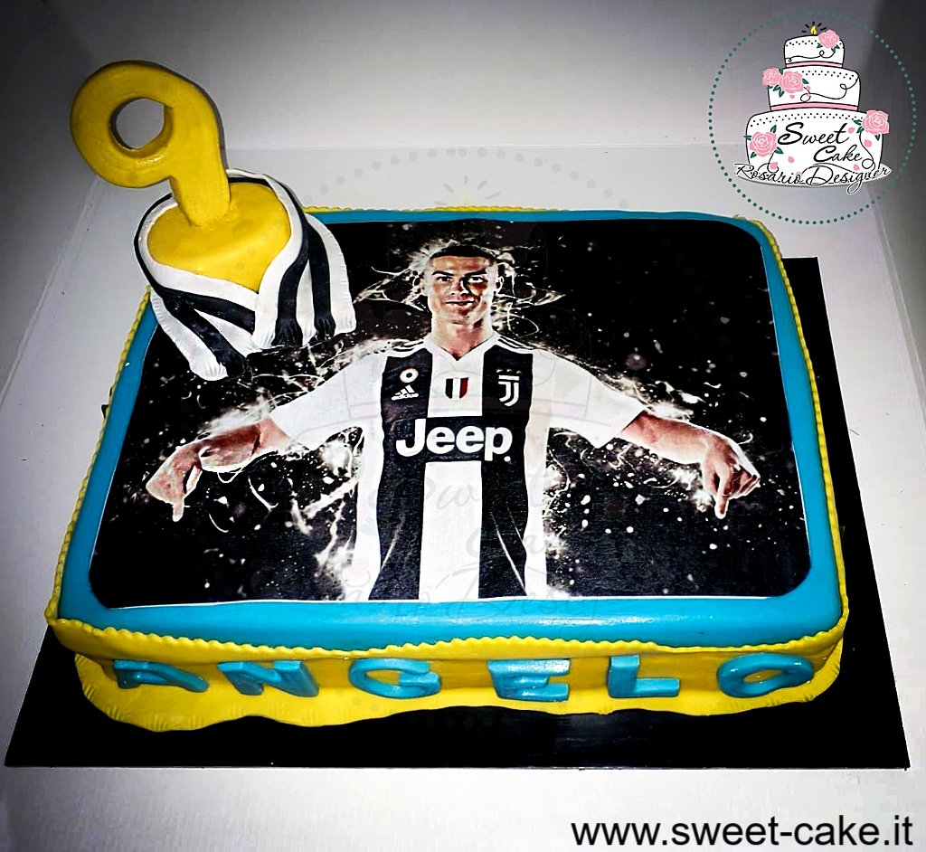 BossSweetCake's tweet photo. Buonasera golosoni 🎂😋✨Pronti per la partita della #Juventus ❓❔ Angelo sicuramente Si‼️ 🎉...✨AUGURiiii da tutti noiiiiii🎉🎂🎉
Per info:  📱 340.8466309  🖥https://t.co/vW5TwUnpDQ 

#cake #cakedesign #instafood #lameziaterme #sweetcake #follow #compleanno #juventus #CR7 https://t.co/5cRoNOAssw
