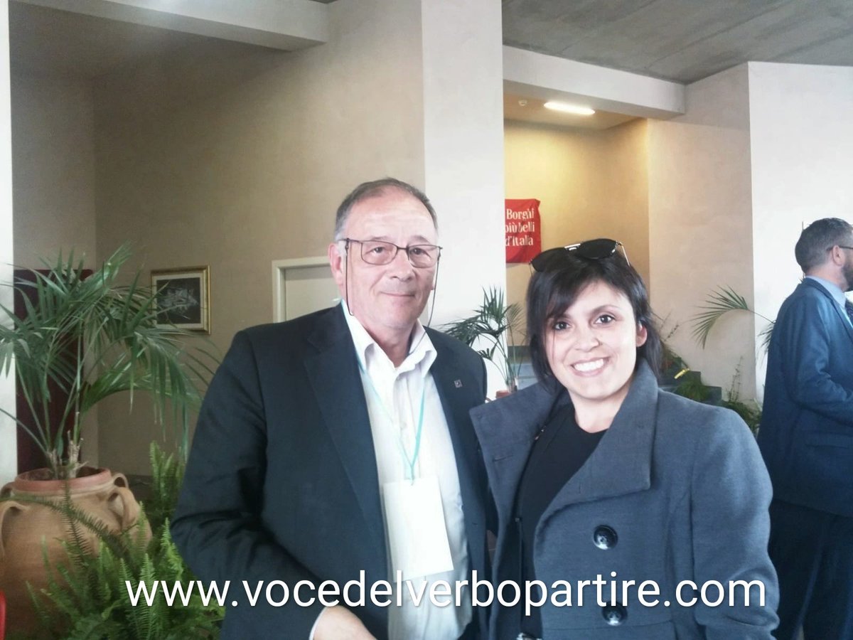 VoceDelVerboPar's tweet photo. In occasione della"Conferenza dei Borghi più belli del Mediterraneo", ho avuto l'onore di stringere la mano al Presidente dell'Associazione @BorghiPiuBelli.
Grazie per il lavoro stupendo che fate ogni giorno
https://t.co/dojdHvscUo
#weareinpuglia #bdm2018 #valleditria #cisternino https://t.co/YID0srHbGP