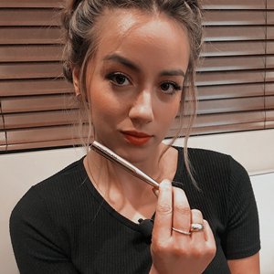 zoeclvgdr's tweet photo. guess who's back on her bullshit again #NewProfilePic https://t.co/p5OQPJjka9