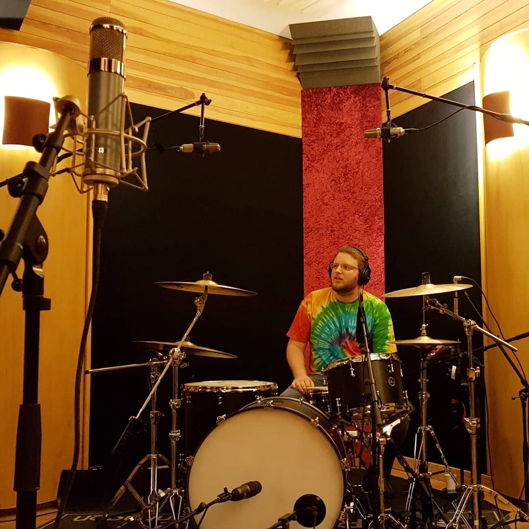 whytrexwhy's tweet photo. Yo ! Nous avons démarré l'enregistrement de notre nouvel EP au #HangarASon La batterie est dans la boîte et ça déboite ! Hâte de partager tout ça 😊

#wtw #whytrexwhy #poppunk #popunkband #studio #ep #record https://t.co/U9g62dnKjW