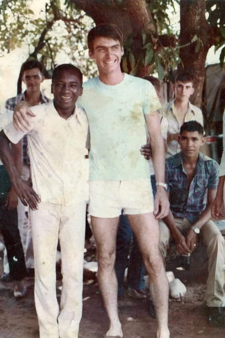 Jair Bolsonaro e o Soldado Adão no 9• Grupo de Artilharia de Campanha - Nioaque / MS (1989)