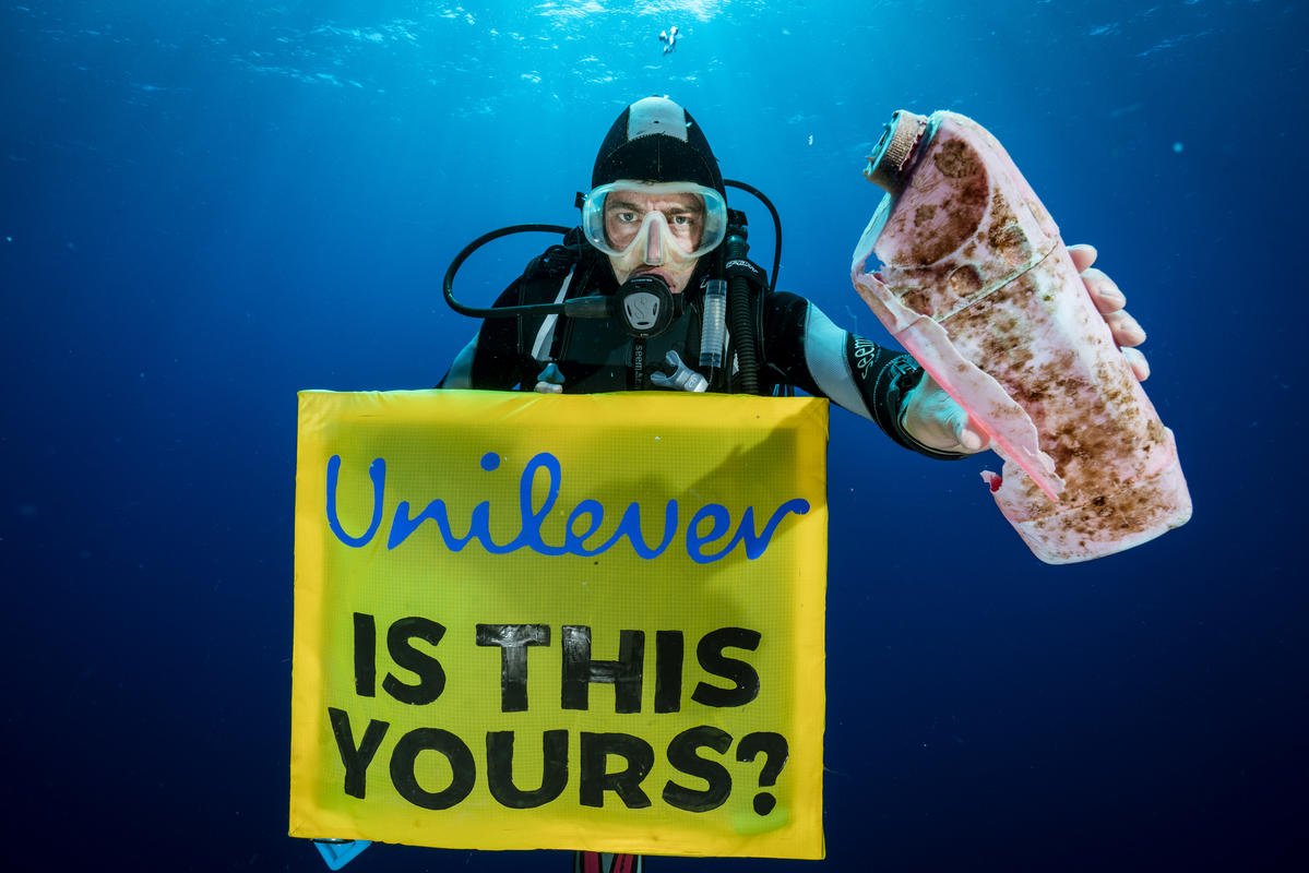 Greenpeace's tweet photo. Hey @Unilever, #IsThisYours? What’s it doing in the middle of the Pacific Ocean?

RT to tell companies like Unilever to #BreakFreeFromPlastic! https://t.co/8iPSksqK2k

(📷 by Justin Hofman) https://t.co/TxcW1dRKWh