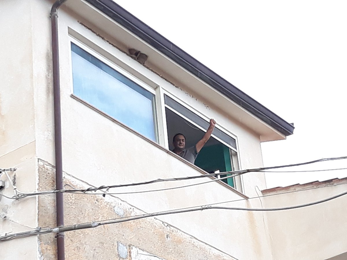 DinamoPress's tweet image. La scena ricorda quelle viste in televisione, nelle dittature sudamericane o del sud-est asiatico. Il simbolo dell’opposizione al governo rinchiuso dentro casa, senza possibilità di parlare. Il suo popolo sotto applaude dinamopress.it/news/riace-que…