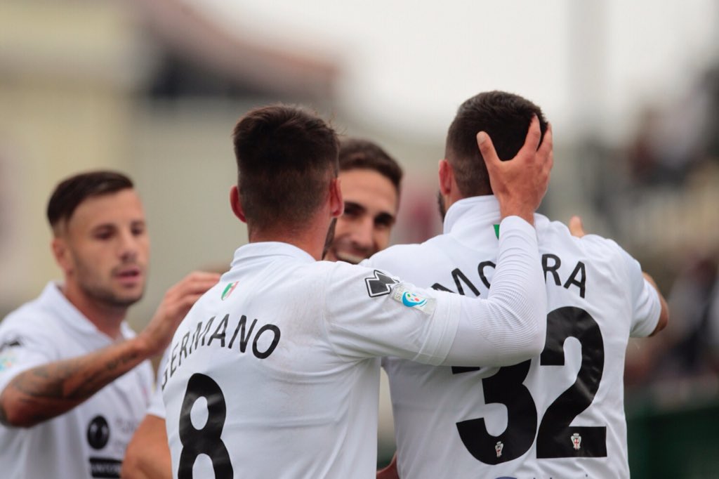 ProVercelli1892's tweet photo. Triplice fischio allo 🏟 "Silvio Piola": PRO VERCELLI-@CarrareseCalcio 3-1 💪💪👏👏 #PrvCar https://t.co/od95RaBMBh