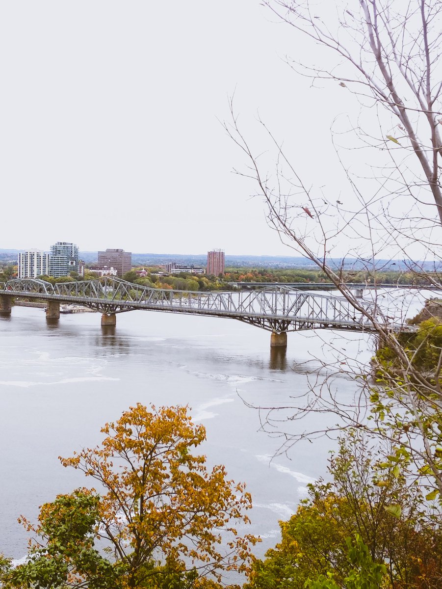 ChicoutiMMi's tweet photo. À gauche, le Québec, à droite l'Ontario, là où je suis, la colline du #parlementcanadien https://t.co/NE8RMlA3hs