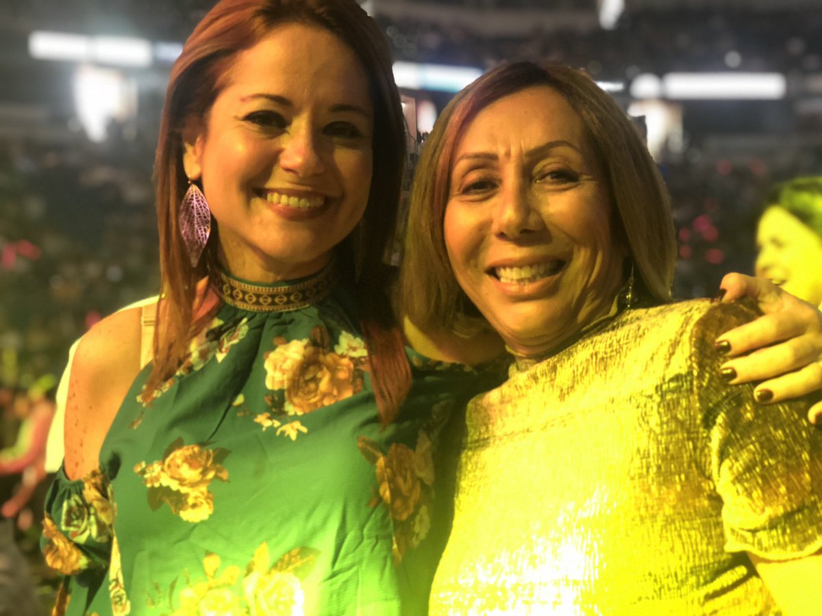 DePrensaPR's tweet photo. Anoche en el #KQLiveConcert - con una fiel de @JugandoPelotaPR @UnivisionPR ¡Gracias! https://t.co/G5yf5hviFU