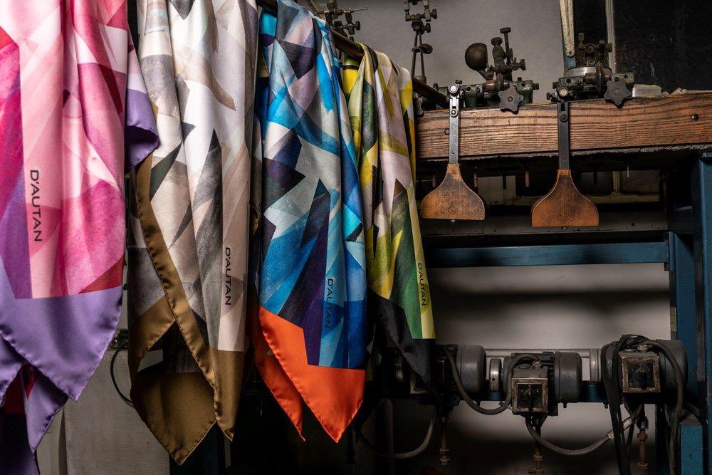 sofiers's tweet photo. The entire D’AUTAN DIAMOND collection for men and women is now available in the D’AUTAN pop’up store @Groendalstraat 2 in Antwerp! 🛍 #DAUTAN @dautan_official #belgianlabel #slowfashion #accessories #handpainteddesigns #arttowear #craftsmanship #firstmalecollection #menandwomen https://t.co/I5AYDLR5Jk