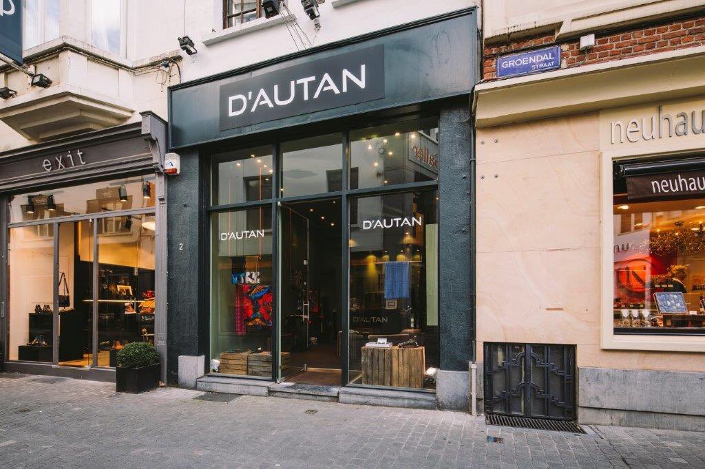 sofiers's tweet photo. The entire D’AUTAN DIAMOND collection for men and women is now available in the D’AUTAN pop’up store @Groendalstraat 2 in Antwerp! 🛍 #DAUTAN @dautan_official #belgianlabel #slowfashion #accessories #handpainteddesigns #arttowear #craftsmanship #firstmalecollection #menandwomen https://t.co/I5AYDLR5Jk
