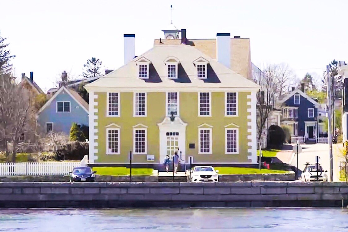 NotTooSharp's tweet image. Can you name what music video this shot is from? 🤔💬

Need a hint? Search "Not Too Sharp" on YouTube and take a look at our channel!